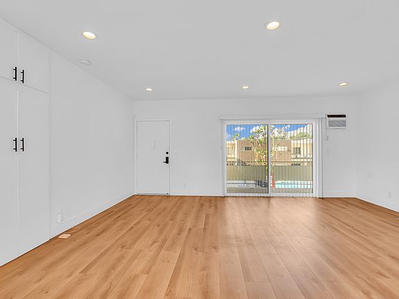 3rd image of 1233 N Laurel Ave