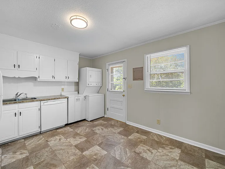 110 Hedgecock Ave #8 — Photo 4