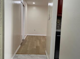 703 Green Hollow Dr, Iselin, NJ 08830