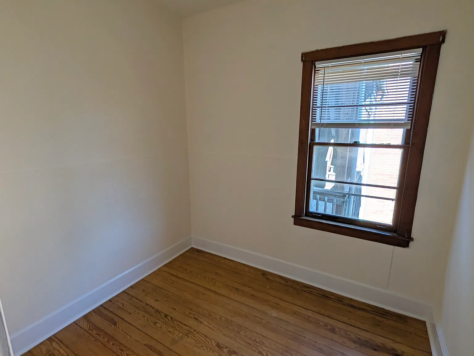 3 bed, 1000 sqft, $2,300 — Photo 3