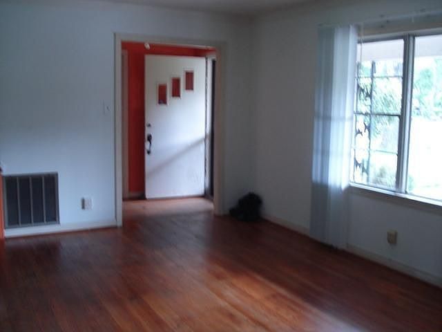 2nd image of 3007 Pecan St