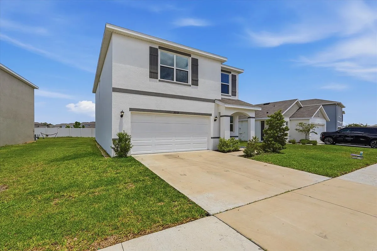 3 bed, 2.5 bath, 1961 sqft, $2,350 — Photo 2