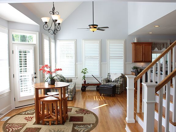 4th image of 621 Savin Ct