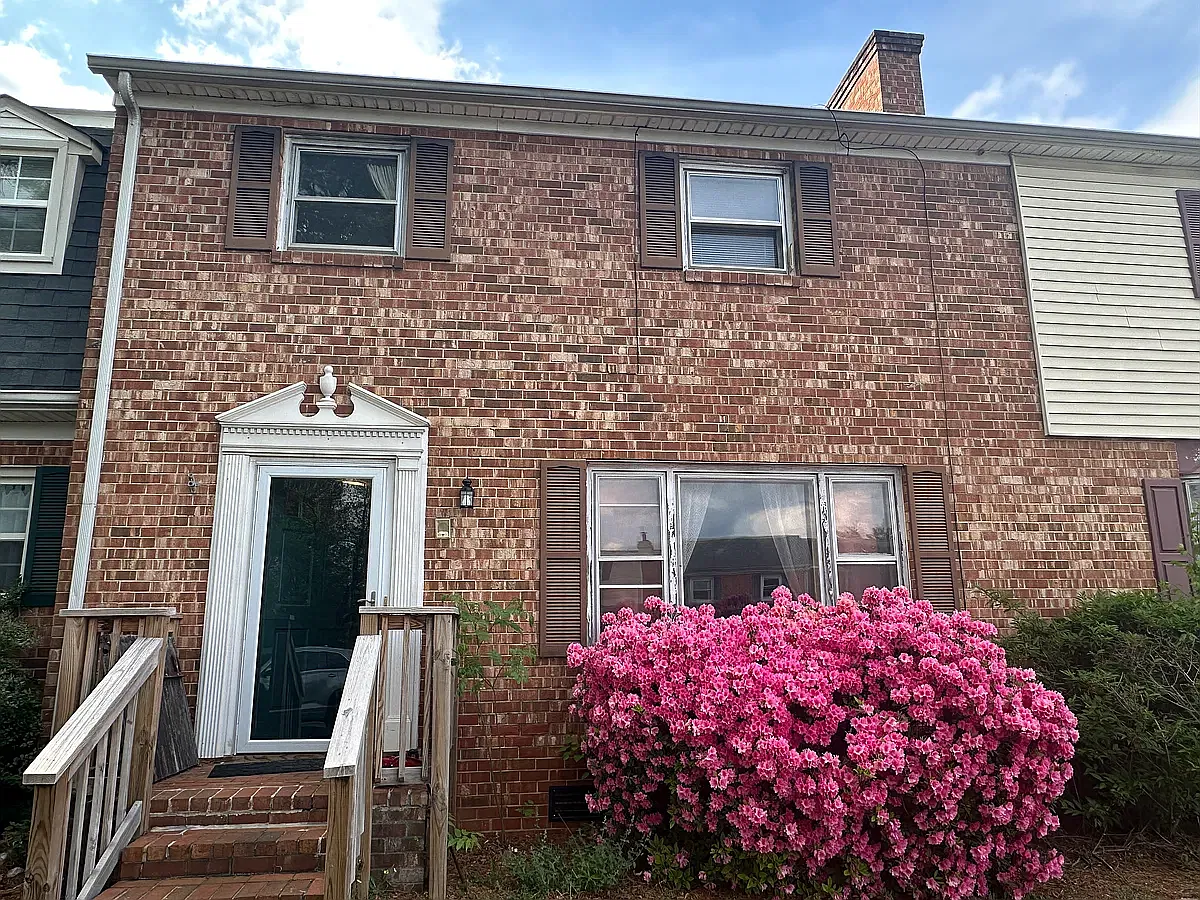 3 bed, 1.5 bath, 1400 sqft, $1,300 — Photo 1