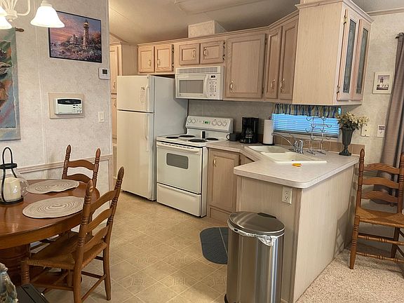 4th image of 1219 Thomas Dr #286