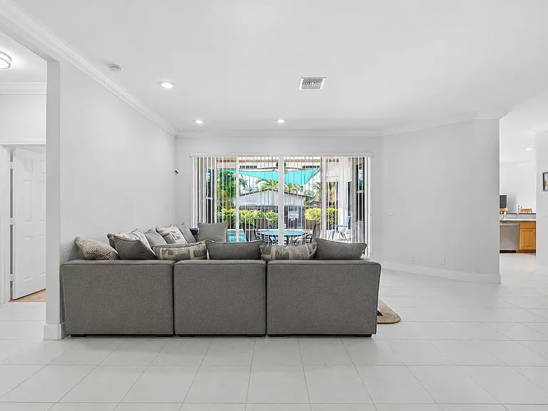 517 SE 7th Ave — Photo 3