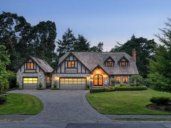 2773 Arbutus Rd, Saanich, BC V8N 5X8