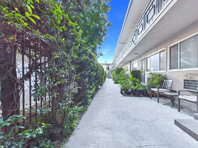 6743 Whitsett Avenue — Photo 11