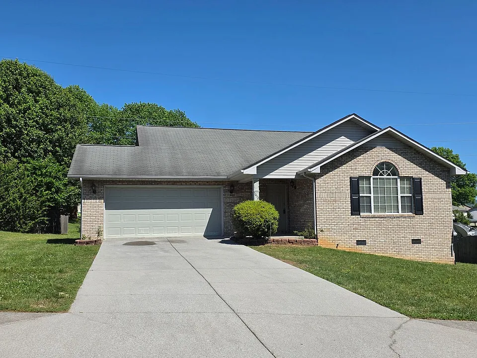 1012 Willow Creek Cir