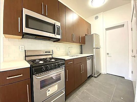 2nd image of 302 E 83rd St APT 4D
