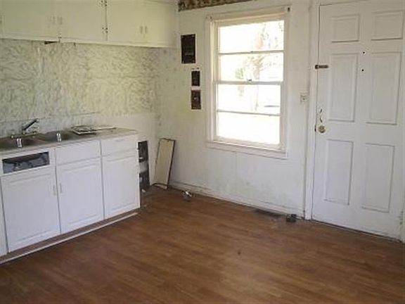 3rd image of 430 Bell Ave