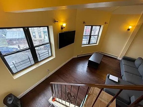 2nd image of 1850 Park Pl Floor 2