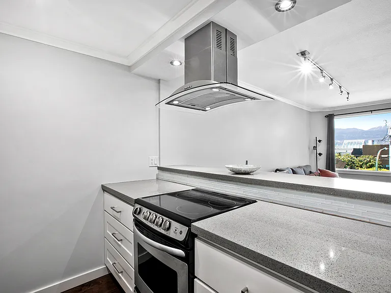3546 Point Grey Rd #B — Photo 8