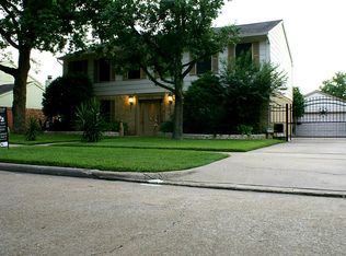 8319 Town Creek Dr, Houston, TX 77095