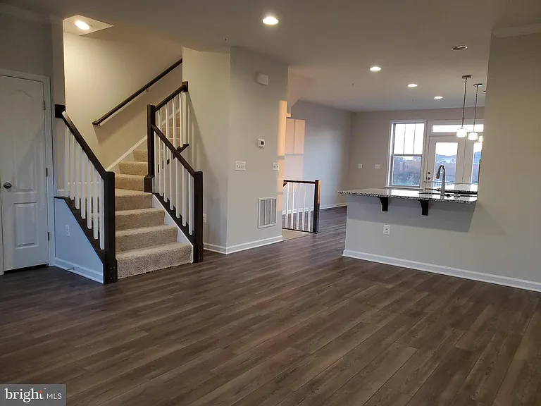 304 Faversham Pl — Photo 6
