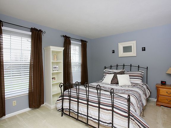 bedroom w/walk-in closet