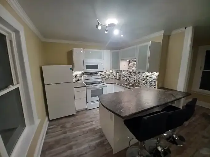3 bed, 1.0 bath, 700 sqft, $1,875 — Photo 3