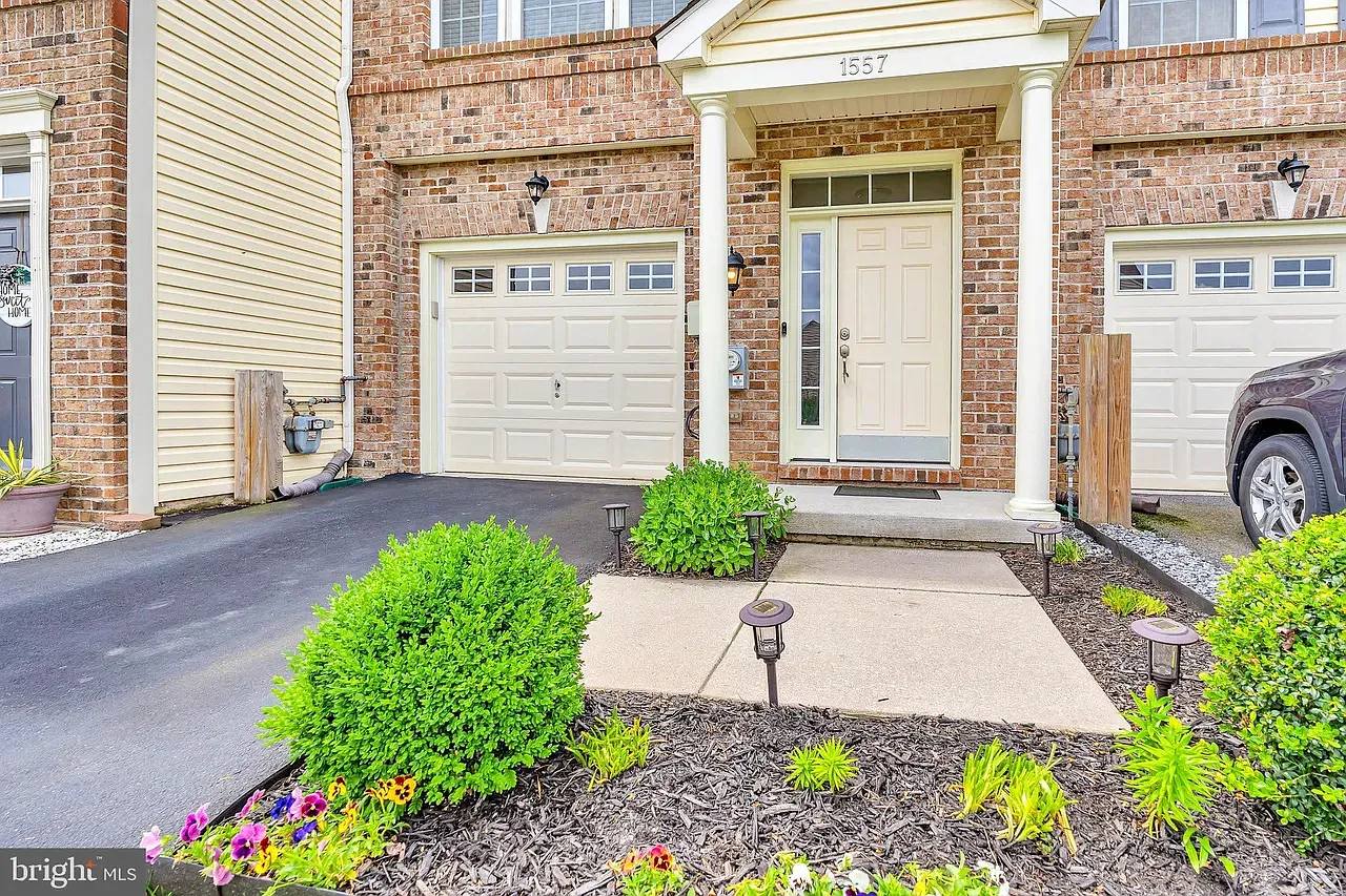3 bed, 2.5 bath, 1800 sqft, $2,695 — Photo 1