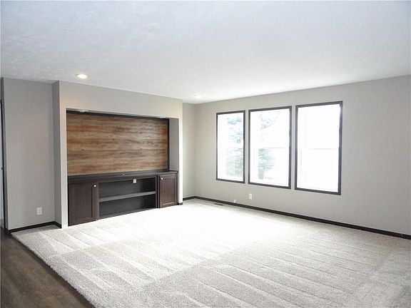 3rd image of 18 Wakefield Dr
