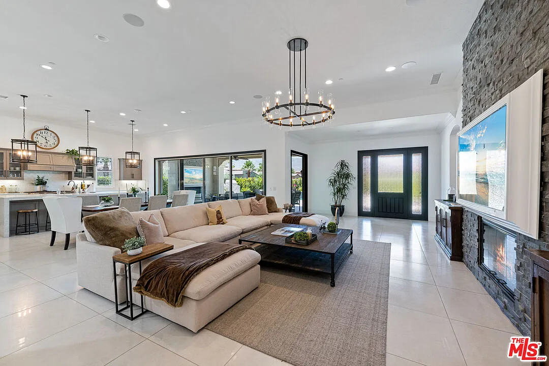 4 bed, 4.5 bath, 3075 sqft, $15,000 — Photo 2