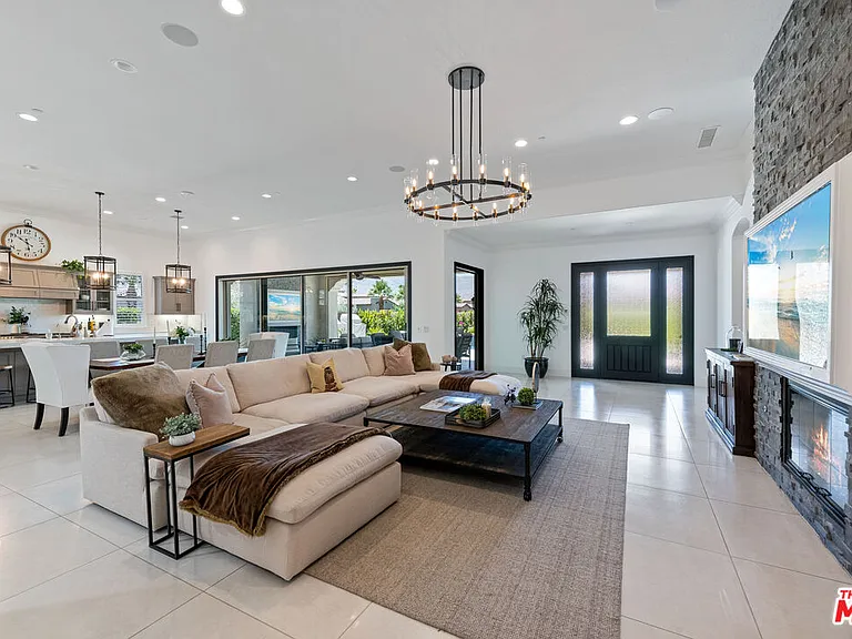 55140 Spring Creek Ct — Photo 2
