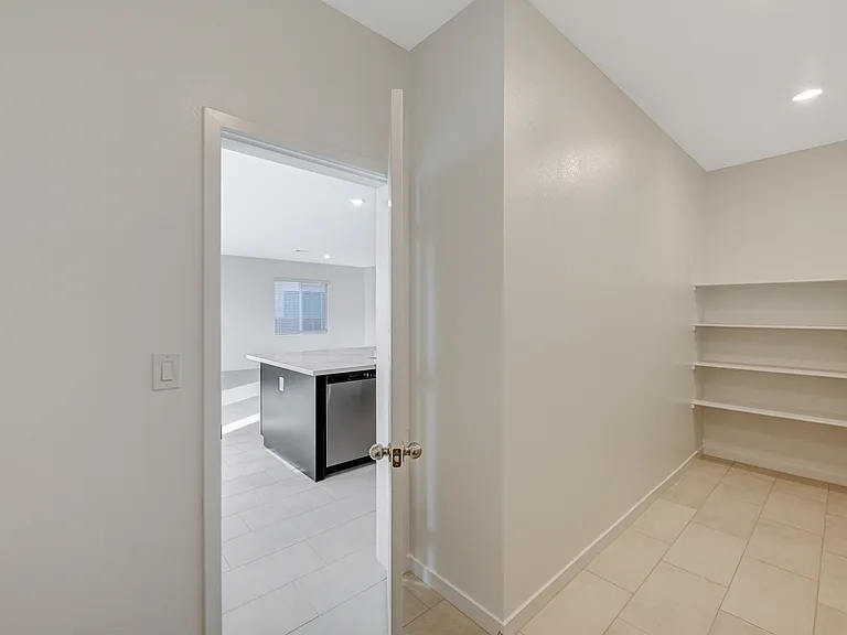 485 Daphne Ter — Photo 6