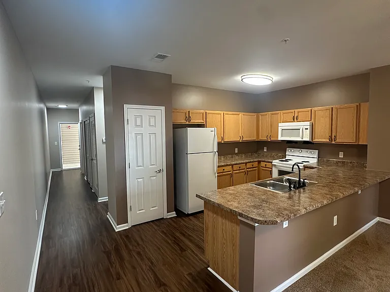 Pinnacle Pointe Apartments — Photo 45