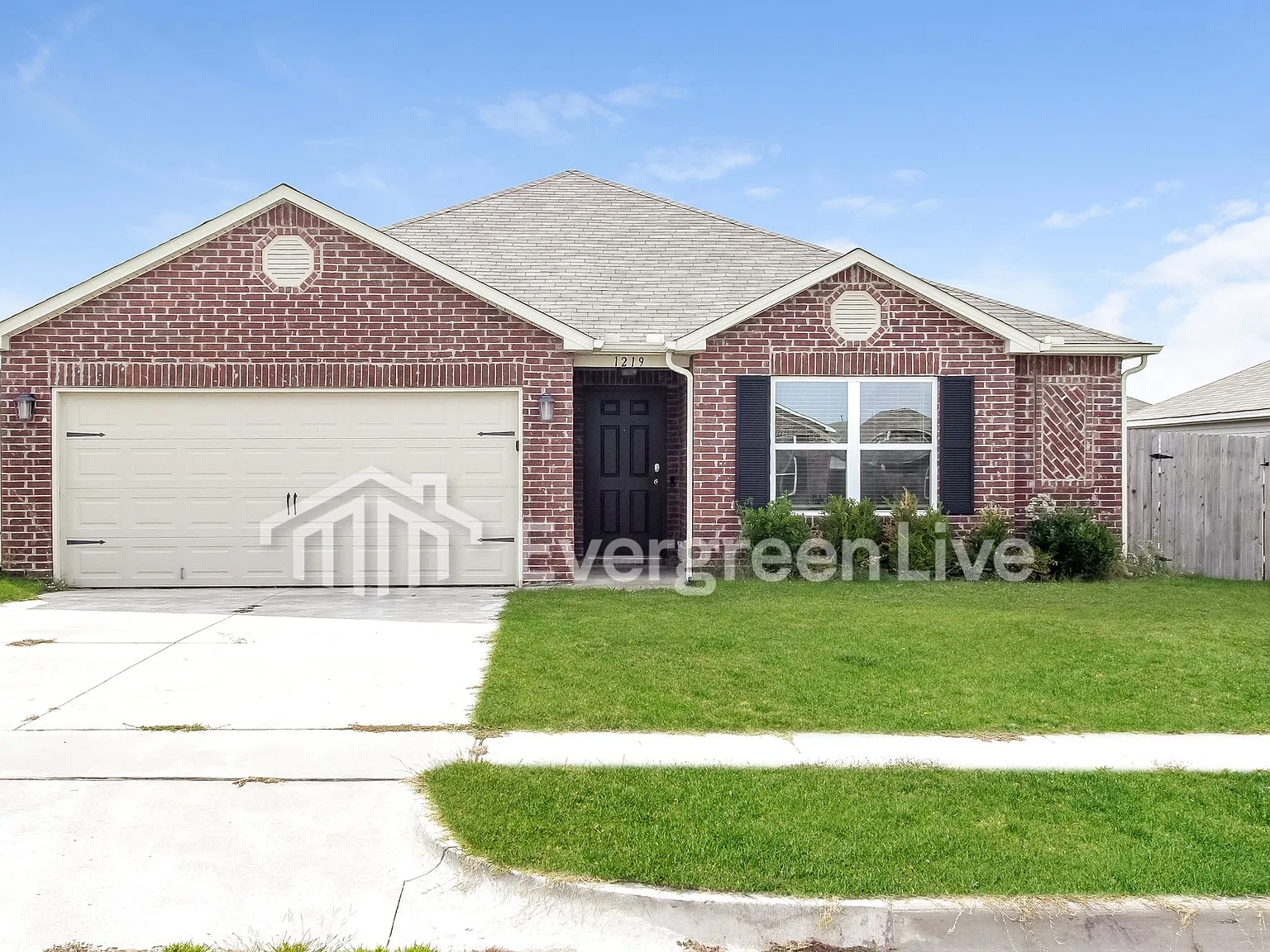 4 bed, 2.0 bath, 1613 sqft, $1,695 — Photo 1