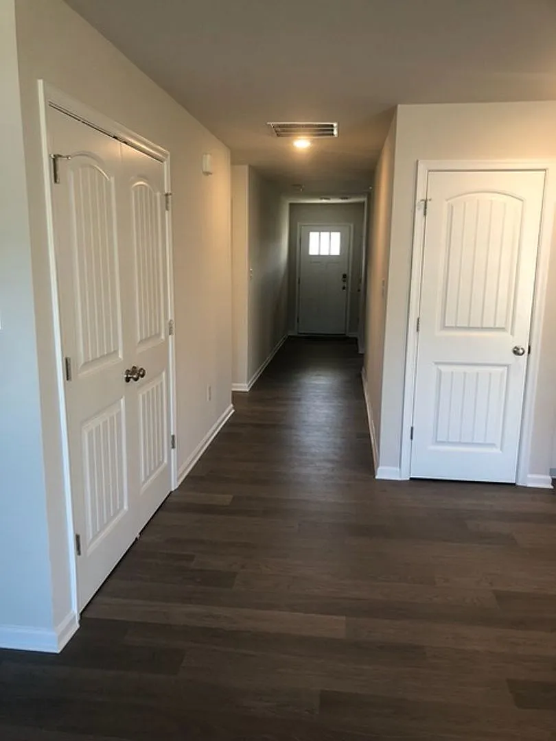 4 Bedroom Home in desired community with pool. — Photo 3