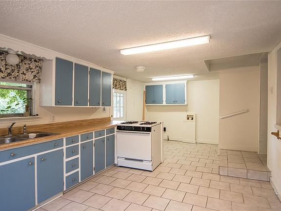 5th image of 711 S College St