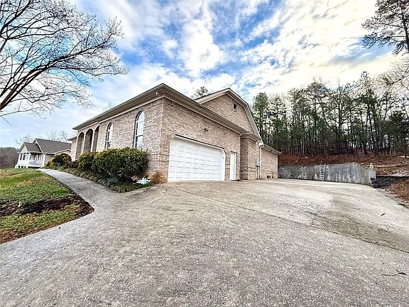 3rd image of 136 Hillcrest Dr
