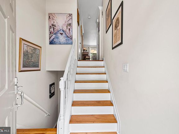 3rd image of 22 Cross Falls Cir