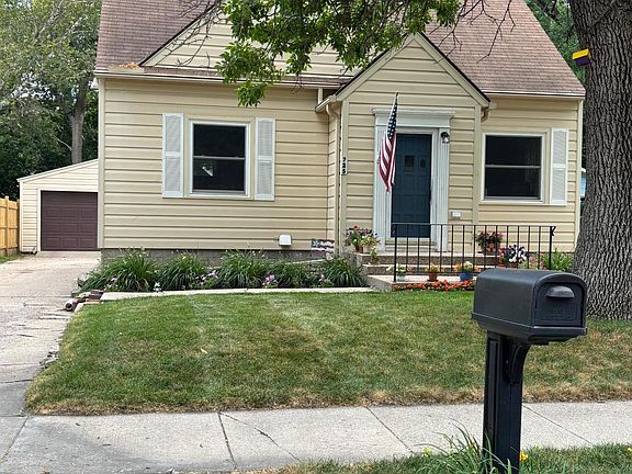 2nd image of 725 3rd St SE