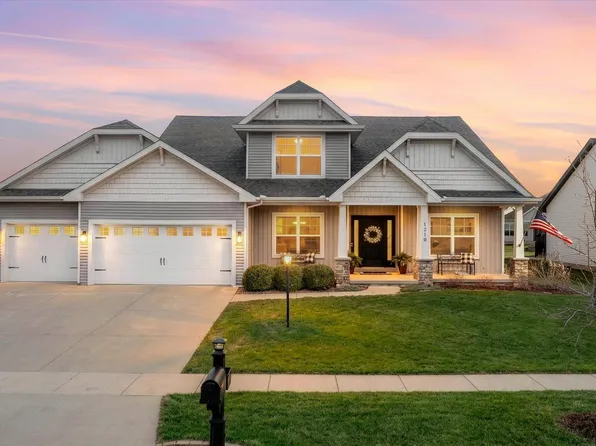 1210 Farm Lake Dr, Mahomet, IL 61853