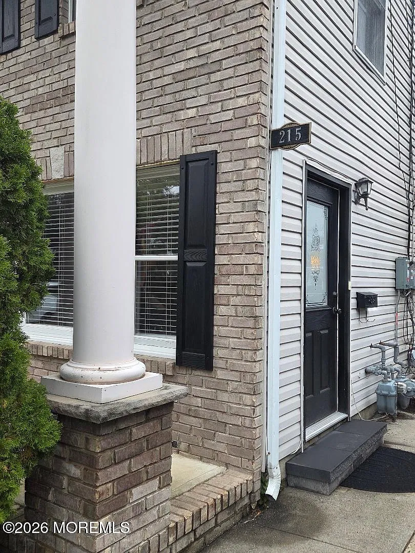 3 bed, 1.5 bath, $3,200 — Photo 2