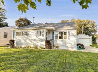 1198 Hickory Hill Dr, Green Bay, WI 54304