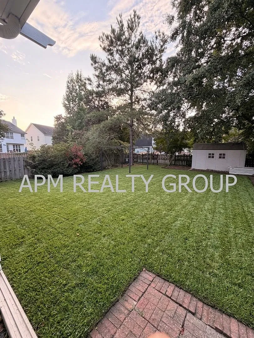 Spacious home with fenced in yard! — Photo 3