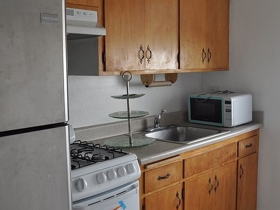 2nd image of 2140 California St APT 1