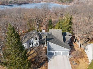 135 Red Oaks Dr, Vadnais Heights, MN 55127