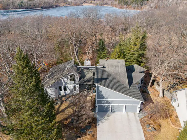 135 Red Oaks Dr, Vadnais Heights, MN 55127