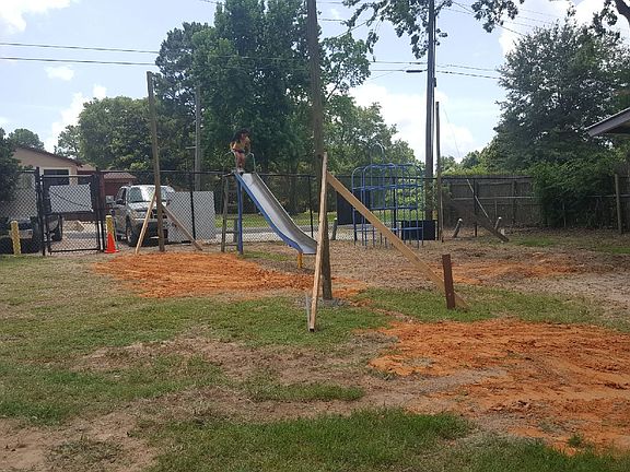 4th image of 668 Hidden Valley Dr