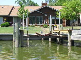 820 E River Dr, Omro, WI 54963