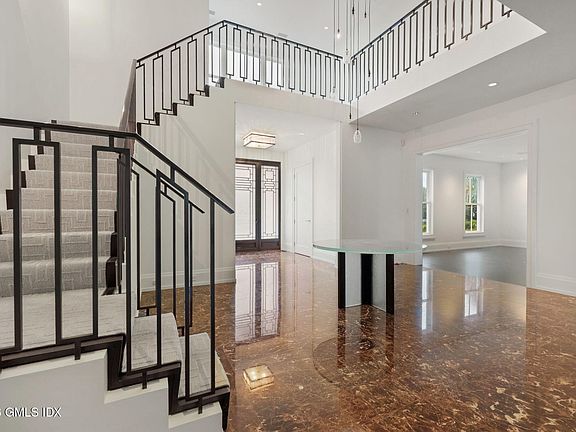 3rd image of 8 Old Round Hill Ln