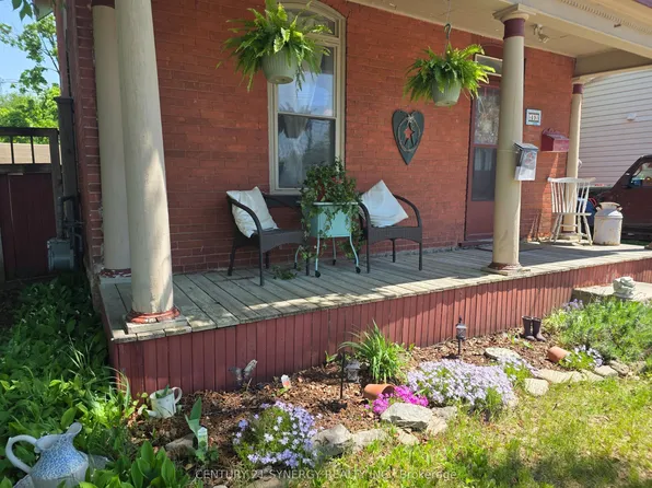 49 Queen St N, Carleton Place, ON K7C 2L9