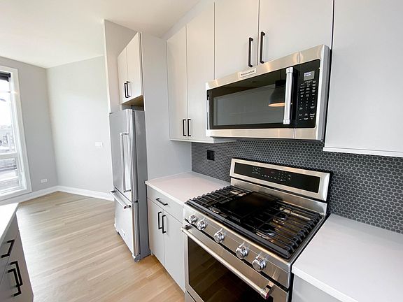 5th image of 1050 W Cornelia Ave #401R