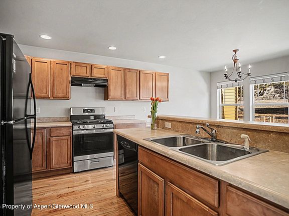 4th image of 124 E Cathedral Ct
