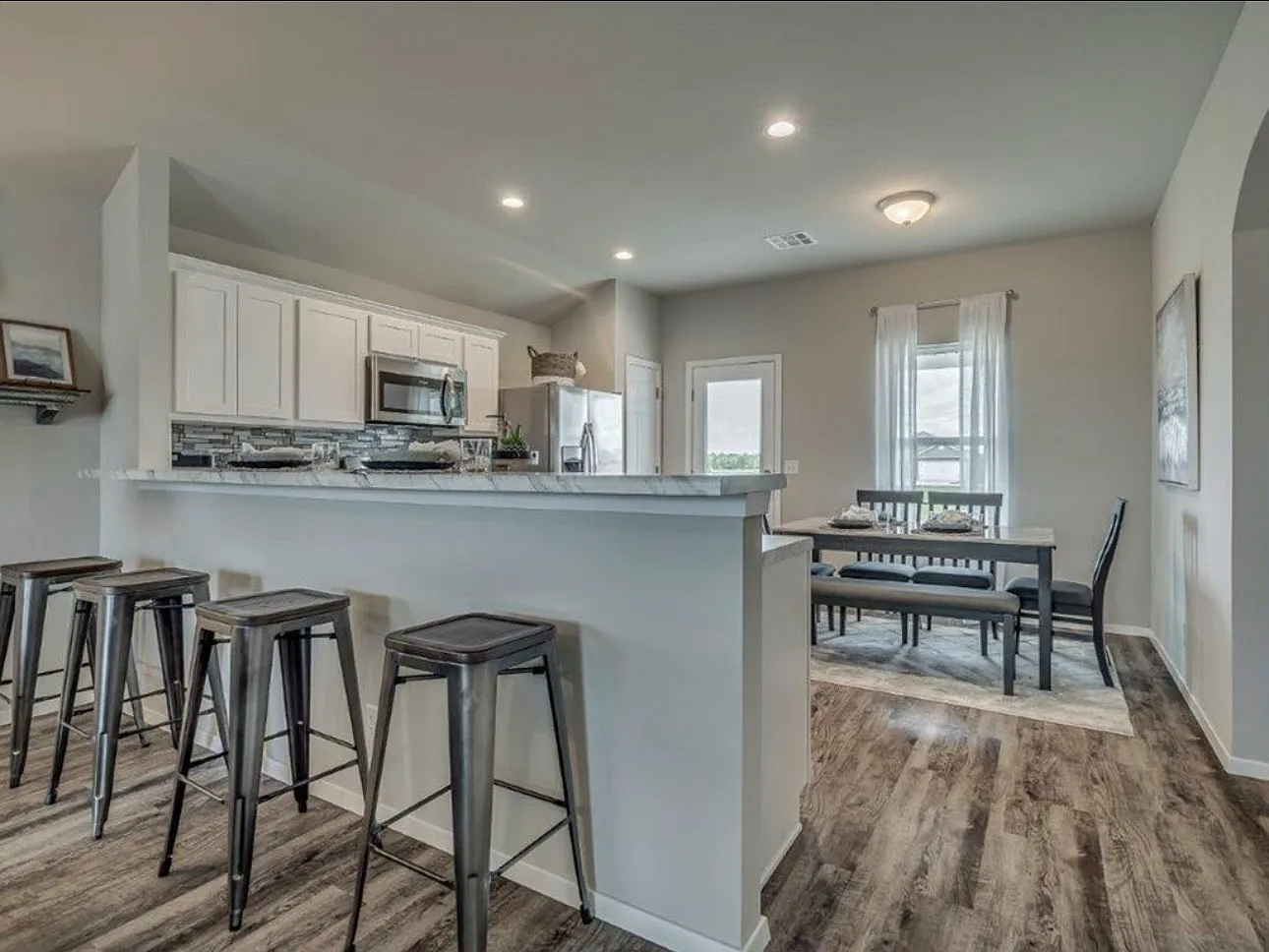 3 bed, 1337 sqft, $2,100 — Photo 4