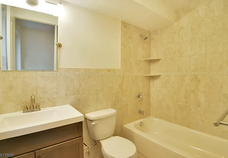 410 Davis Ave — Photo 3