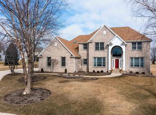 5247 Blackhawk Trail Ct, Bettendorf, IA 52722