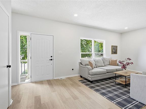 3rd image of 1045 NE Carousel Ln